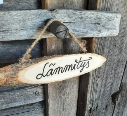 Lämmitys kyltti saunakylän saunan edessä